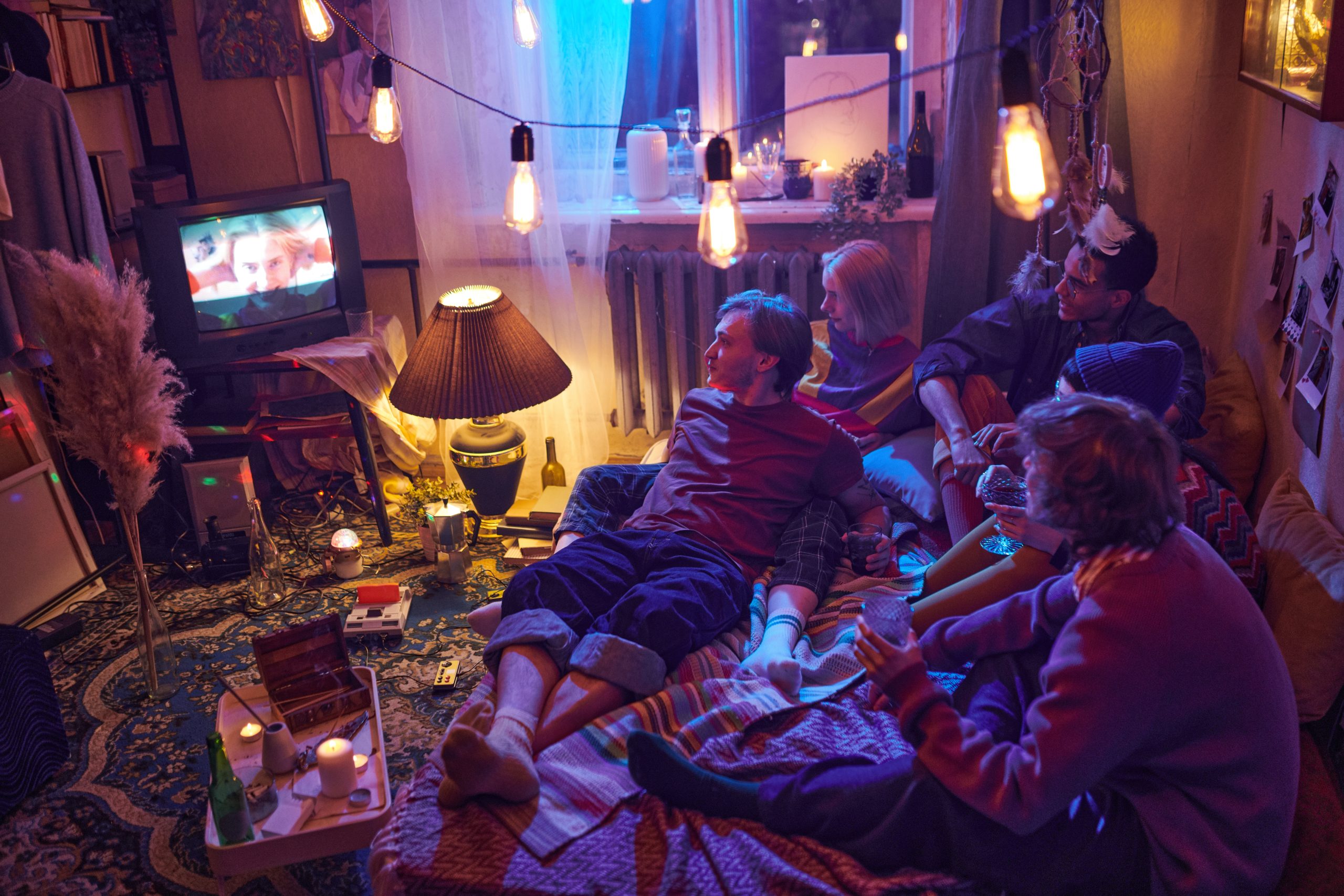 You are currently viewing The Best Cannabis for Movie Night: Strains & Snacks